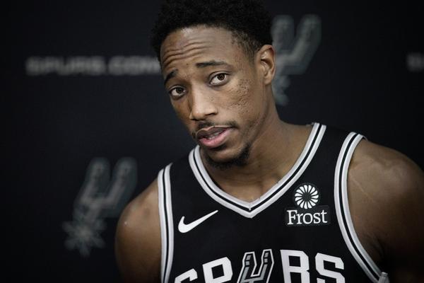 官方：29歲皮亞特克正式加盟卡塔爾球隊杜海勒，穿9號球衣