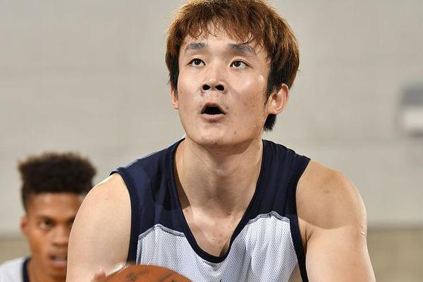 只差最后一場勝利！那不勒斯主場已經對潛在的奪冠儀式進行了彩排